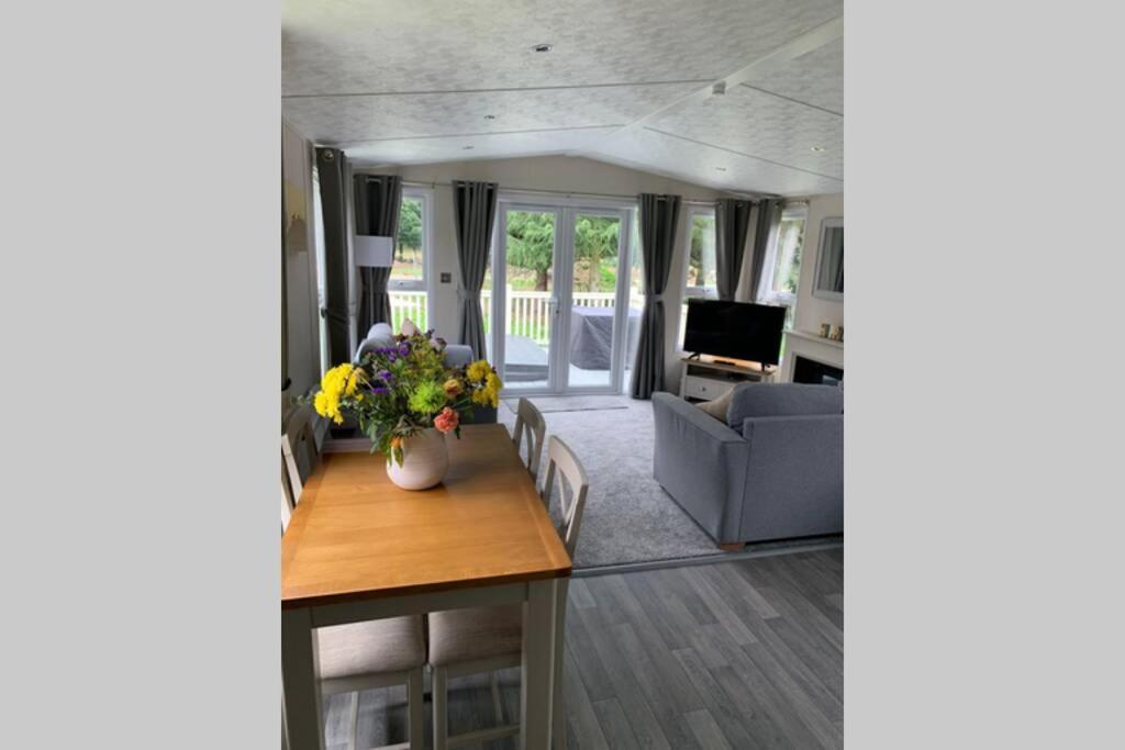 Nightingale Lodge With Hot Tub Barmby on the Moor Exterior foto